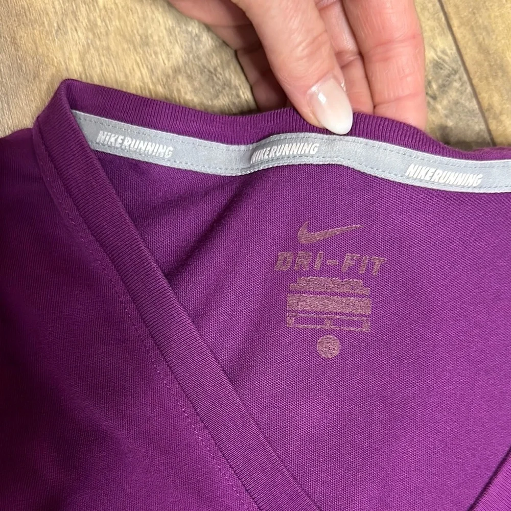 NIKE Ladies Dri-Fit Graphic Fitted Short Sleeve Tee, Size M